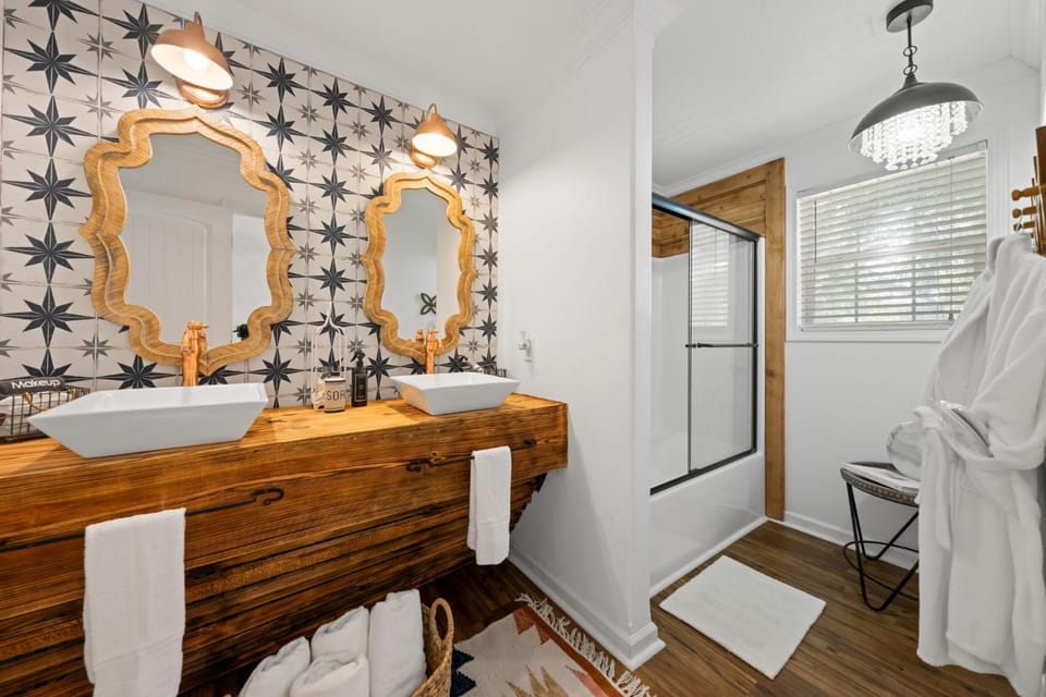 Poplar Place Mod - Hot tub & Fire Pit House in Fredericksburg