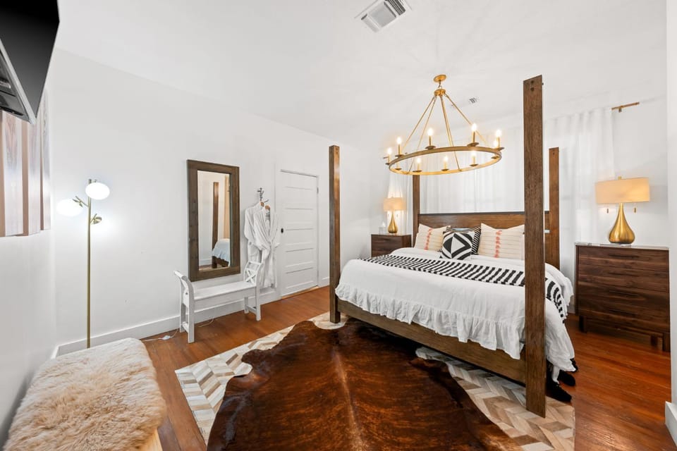 Poplar Place Main - Hot Tub & Fire Pit House in Fredericksburg
