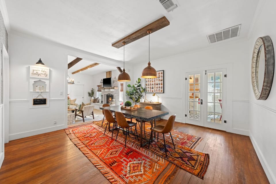 Poplar Place Main - Hot Tub & Fire Pit House in Fredericksburg