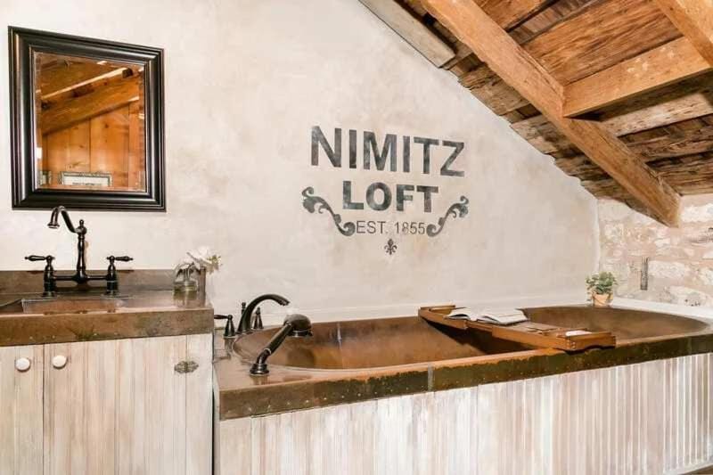 Nimitz Loft - 1855 Historic Loft on Main St House in Fredericksburg