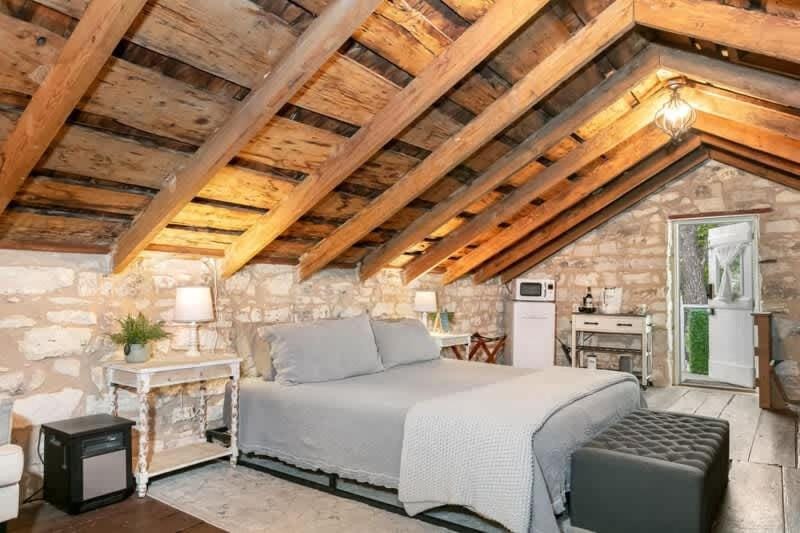 Nimitz Loft - 1855 Historic Loft on Main St House in Fredericksburg