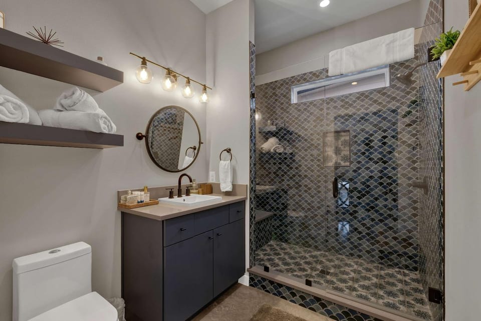Poplar Place 1 - Hot tub & A few blocks from Main House in Fredericksburg
