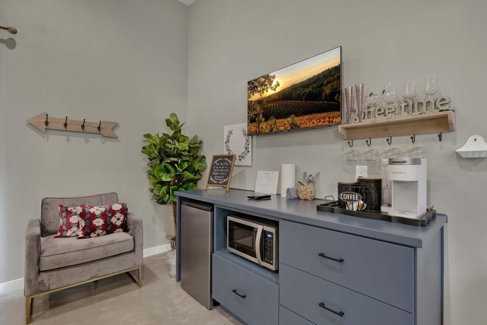 Poplar Place 1 - Hot tub & A few blocks from Main House in Fredericksburg