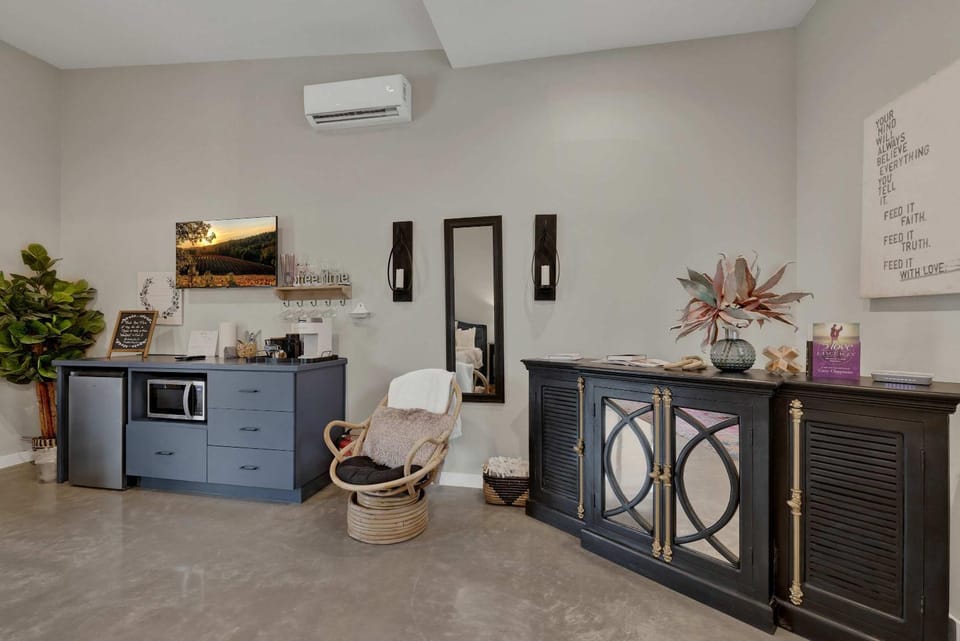 Poplar Place 1 - Hot tub & A few blocks from Main House in Fredericksburg