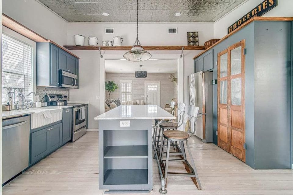 Moon Struck Manor - Sleeps 12 & Short Walk to Main House in Fredericksburg
