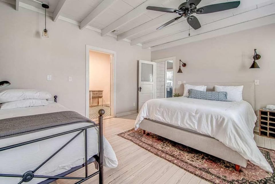 Moon Struck Manor - Sleeps 12 & Short Walk to Main House in Fredericksburg