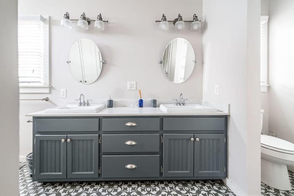 Moon Struck Manor - Sleeps 12 & Short Walk to Main House in Fredericksburg