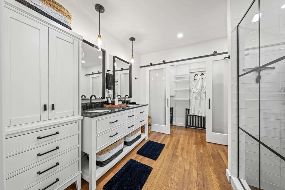 Bottles & Boots on Burbank - Hot Tub & Fireplace House in Fredericksburg