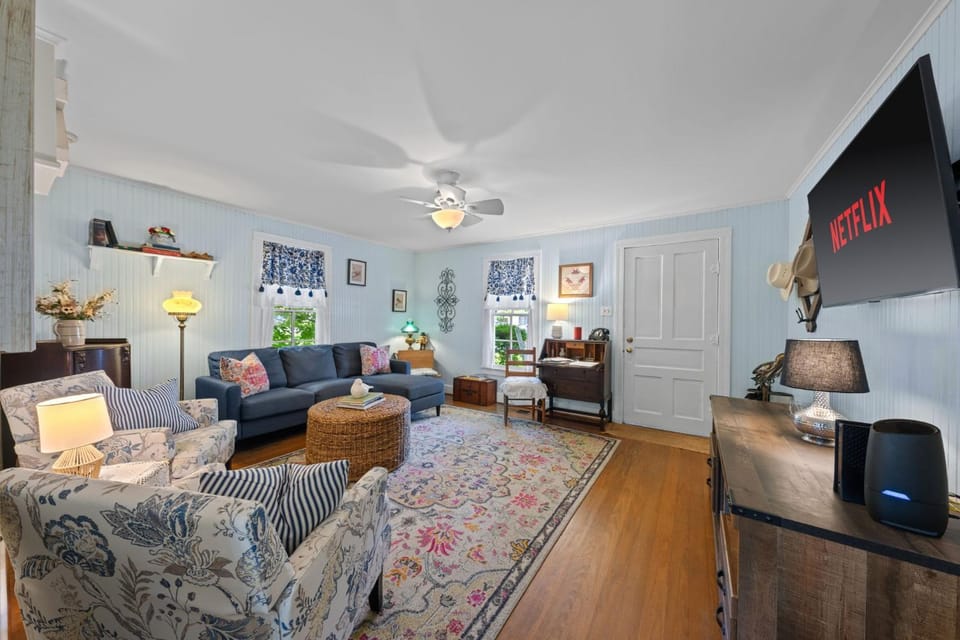 Blue Cottage - 4 blocks from Main Street House in Fredericksburg