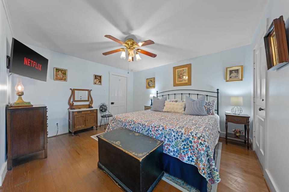 Blue Cottage - 4 blocks from Main Street House in Fredericksburg