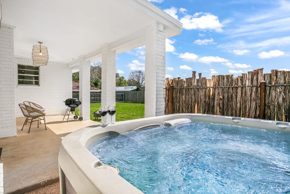 A Crystal Place - Hot Tub & Fire Pit House in Fredericksburg