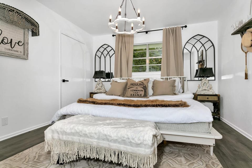 A Crystal Place - Hot Tub & Fire Pit House in Fredericksburg