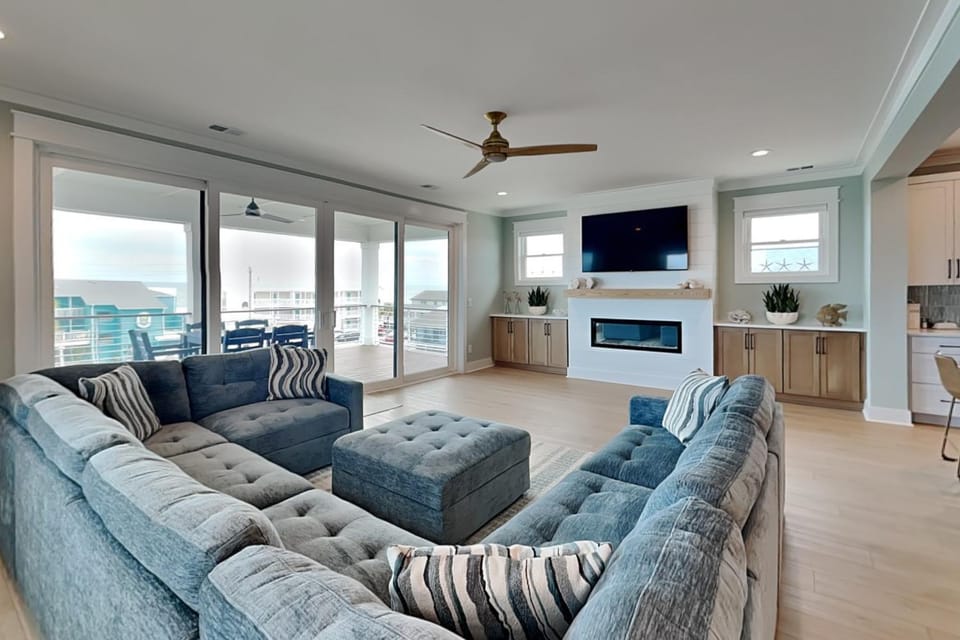 TV and multimedia, Balcony/Terrace, Living room, Seating area, Sea view, fireplace, furniture