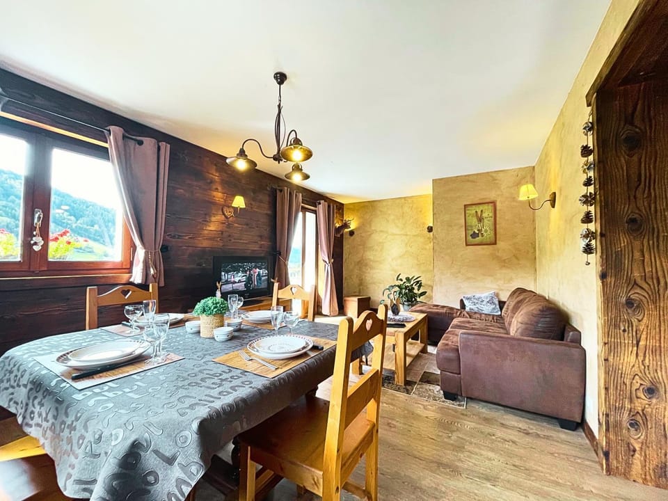 Living room, Dining area, Meals