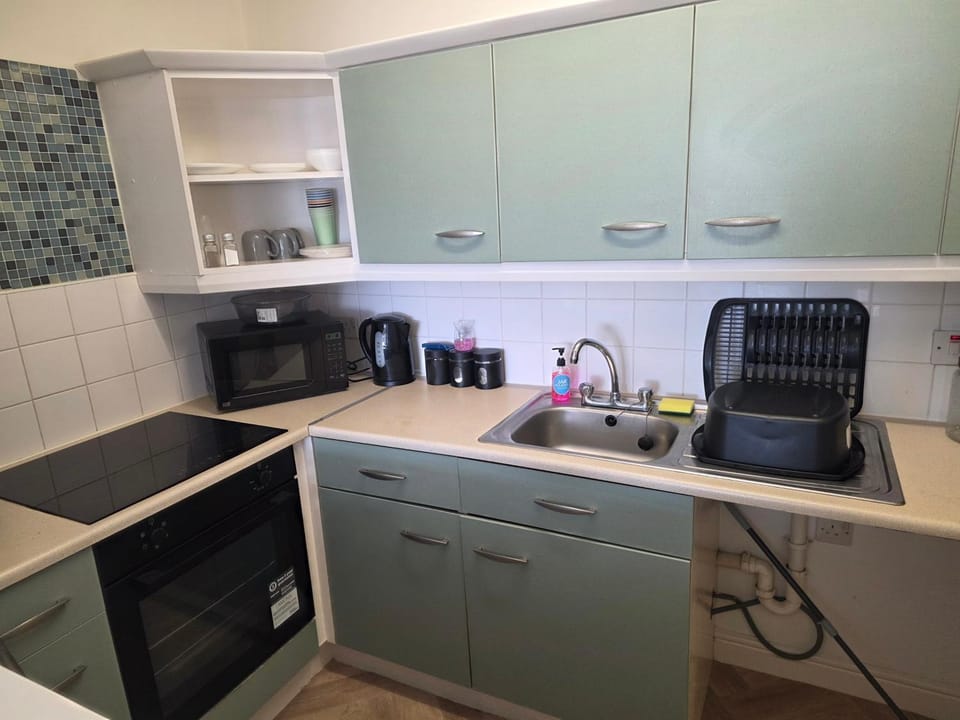 Coffee/tea facilities, Kitchen or kitchenette, dishwasher, microwave, oven, stove, toaster