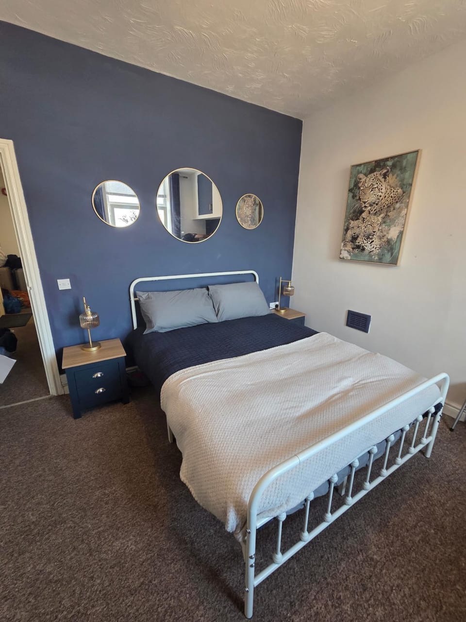 Bed, Photo of the whole room, Bedroom, acessibility