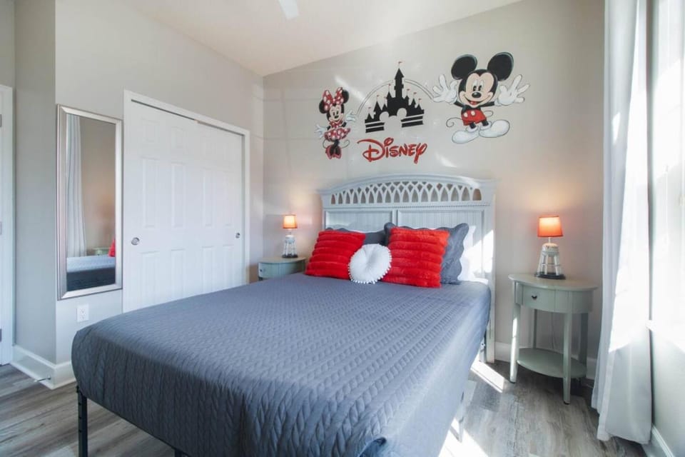 Mickeys Hideaway Mins to Disney Private Pool House in Four Corners