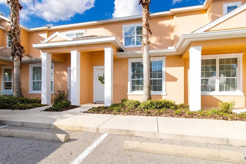 Mickeys Hideaway Mins to Disney Private Pool House in Four Corners