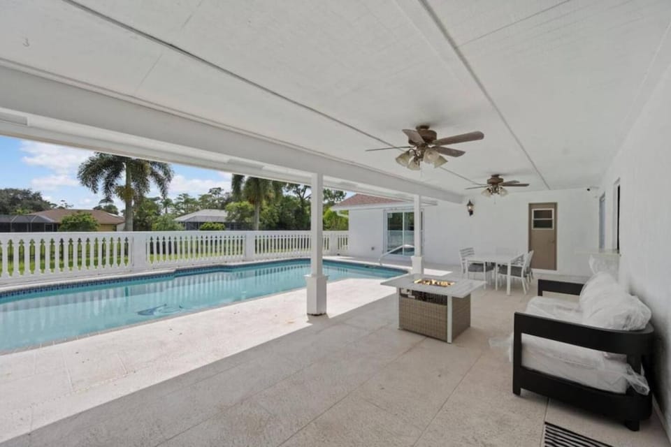 Private Pool Home in Wellington Near Equestrian Venues Sleeps 8 with King Suite House in Wellington