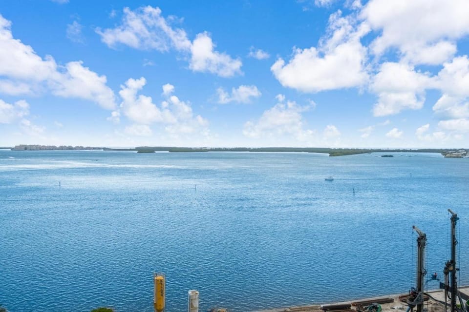 Stunning Bay View 3BR wtih Pool, Gym and Brickell Apartment in Brickell