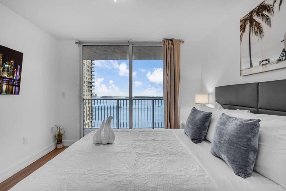 Stunning Bay View 3BR wtih Pool, Gym and Brickell Apartment in Brickell