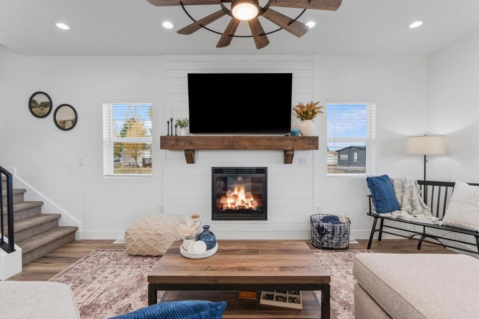 Tan Lines and Shorelines Lake House - Sleeps 16, Hot Tub, Game Room, Fire Pit House in Garden City