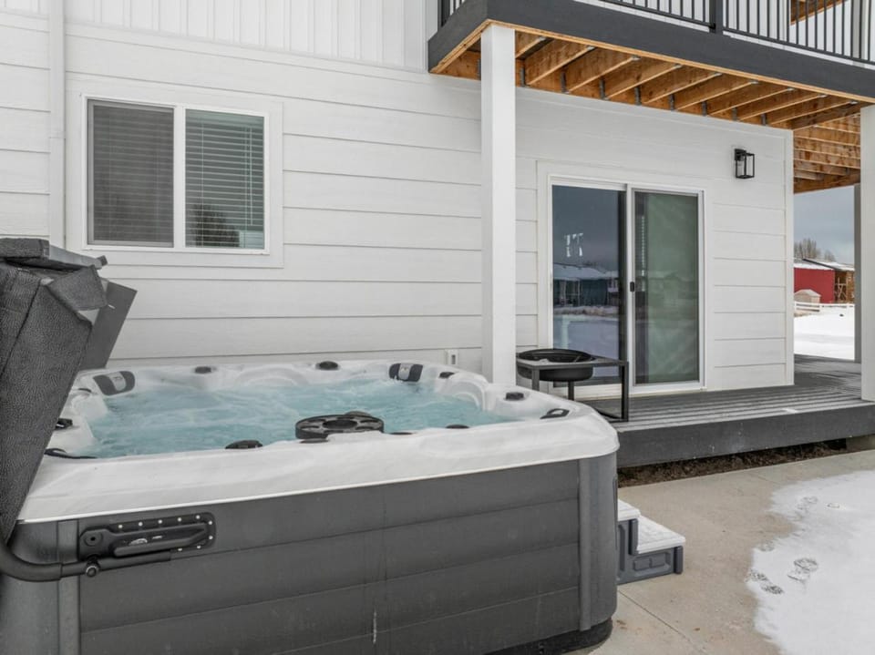 Tan Lines and Shorelines Lake House - Sleeps 16, Hot Tub, Game Room, Fire Pit House in Garden City