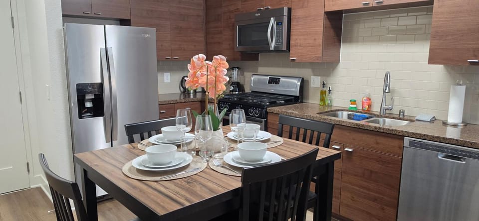 Coffee/tea facilities, Kitchen or kitchenette, Dining area, dishwasher, oven, stove