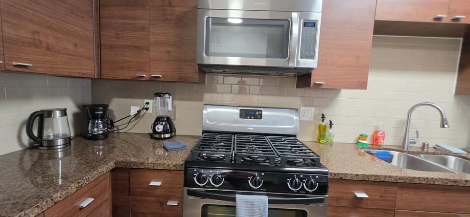 Coffee/tea facilities, Kitchen or kitchenette, dishwasher, stove