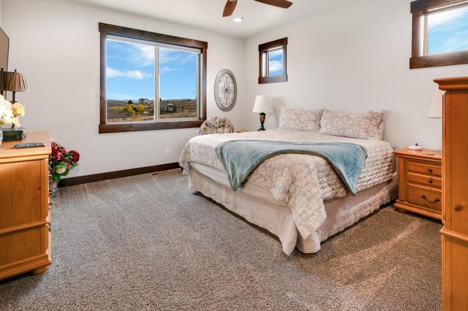 Baileys Bungalow - Hot Tub, Fire Pit and Lake Views House in Garden City