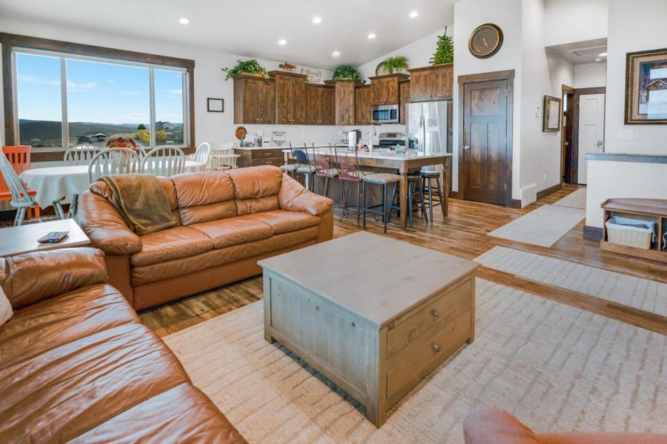 Baileys Bungalow - Hot Tub, Fire Pit and Lake Views House in Garden City