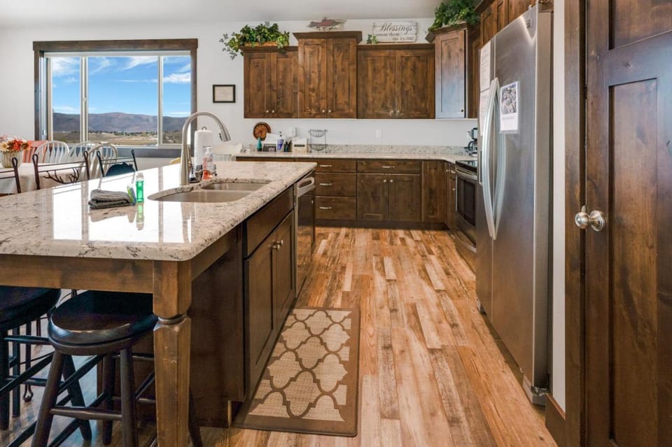Baileys Bungalow - Hot Tub, Fire Pit and Lake Views House in Garden City