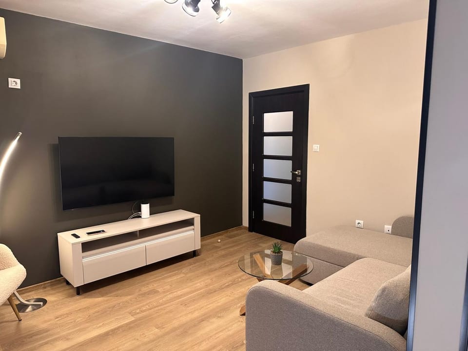 Communal lounge/ TV room, TV and multimedia, Living room, Seating area, Evening entertainment