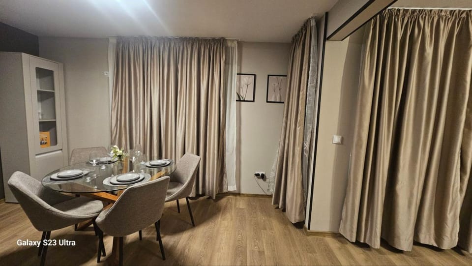 Seating area, Dining area