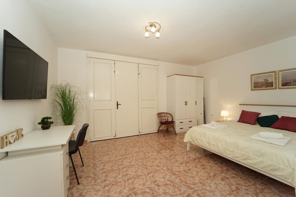 Charming Small Town Felling Apartment in Dubrovnik-Neretva County