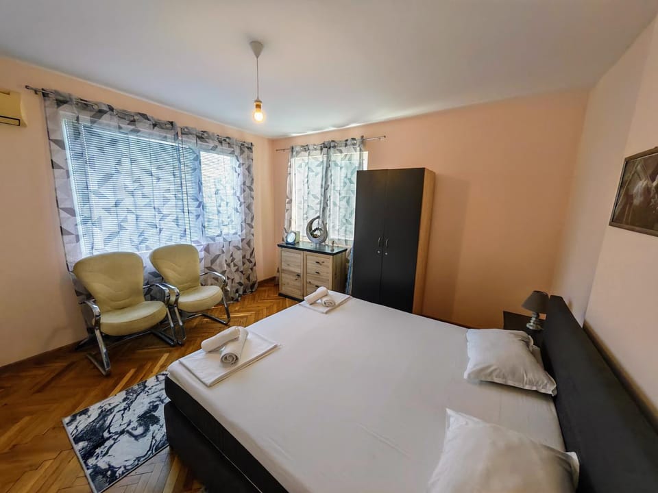 Photo of the whole room, Seating area, hair dresser, wardrobe