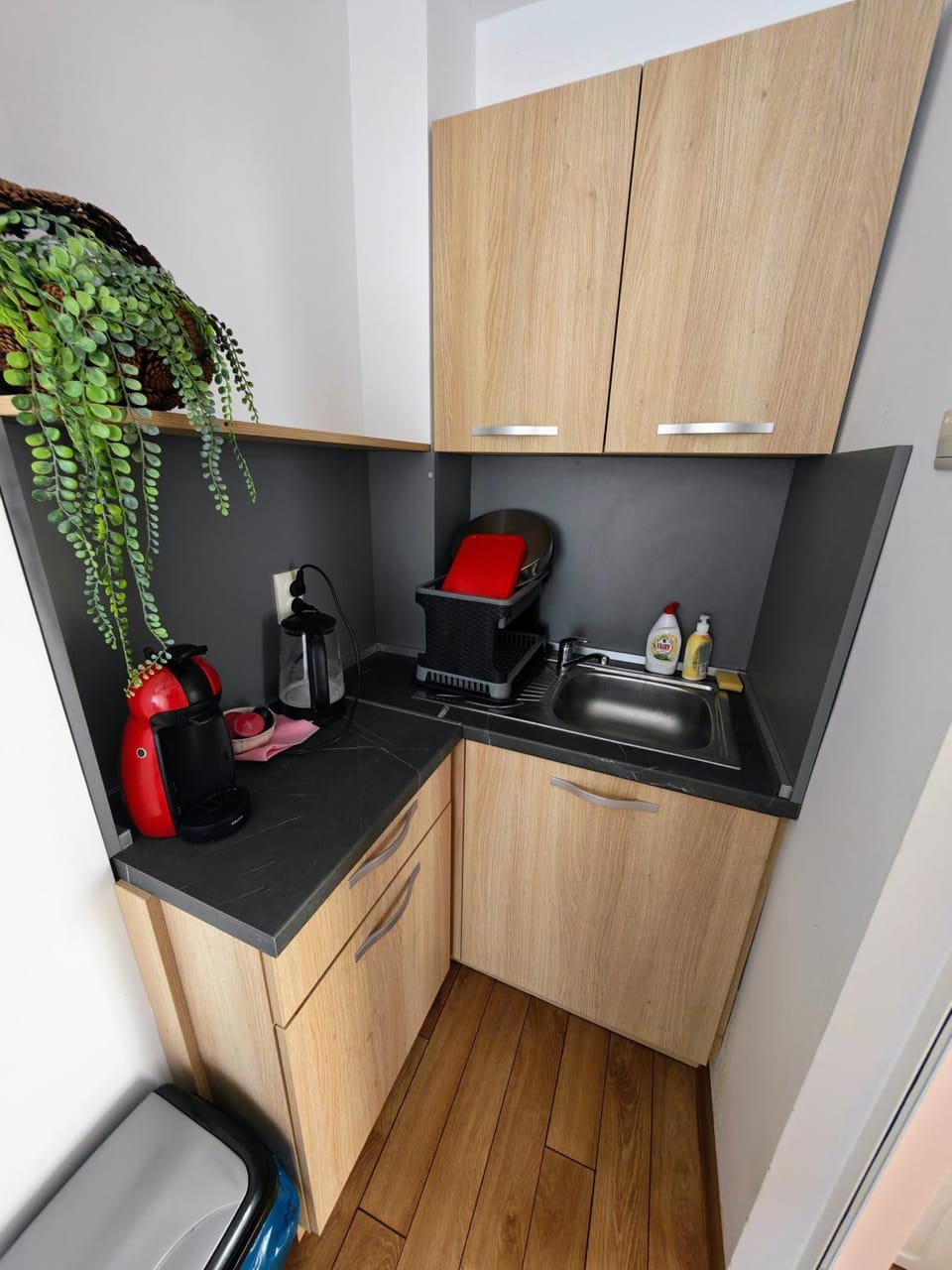 Coffee/tea facilities, Kitchen or kitchenette, stove