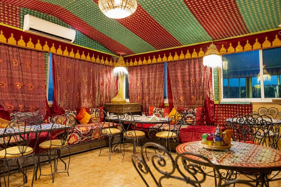 Restaurant/places to eat, Living room, Banquet/Function facilities, Seating area, Breakfast, Breakfast