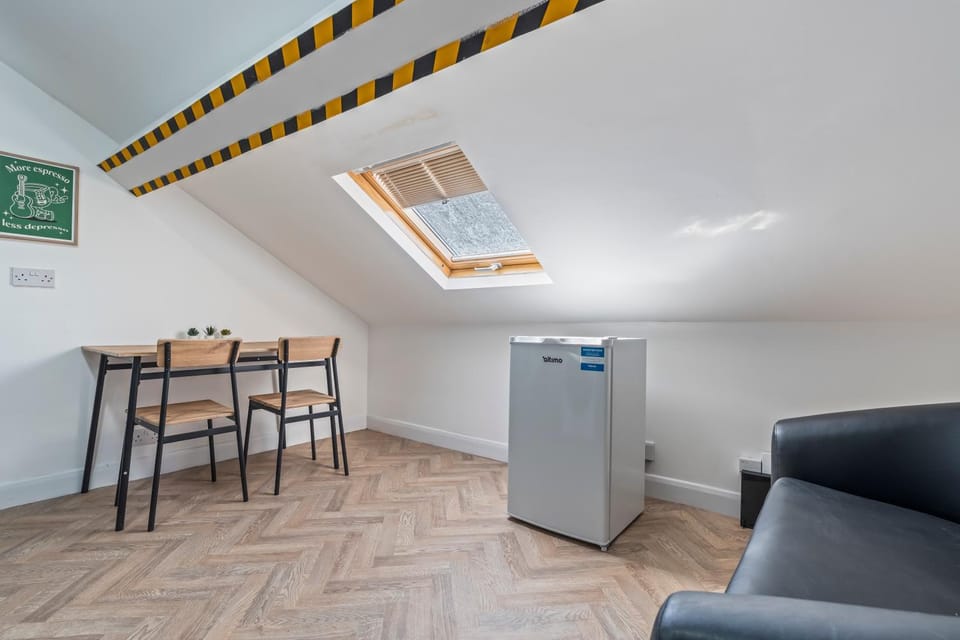 Top Floor Studio Apartment E with Skylight & Fast WiFi in Ilkeston Apartment in Amber Valley