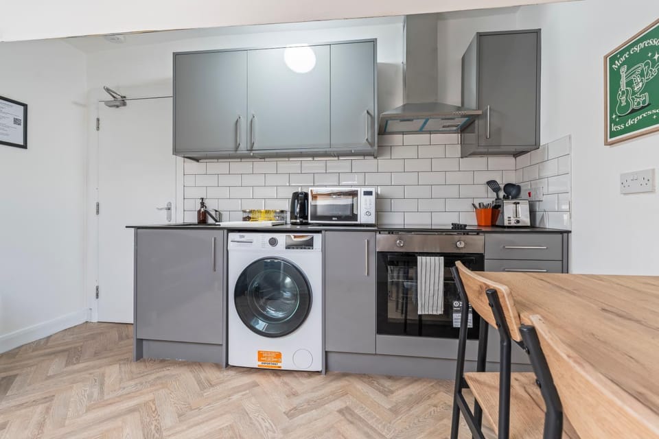 Top Floor Studio Apartment E with Skylight & Fast WiFi in Ilkeston Apartment in Amber Valley