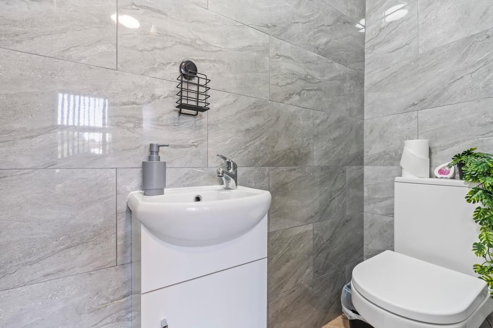 Top Floor Studio Apartment E with Skylight & Fast WiFi in Ilkeston Apartment in Amber Valley