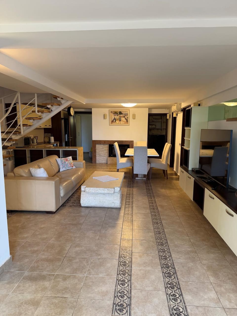 TV and multimedia, Kitchen or kitchenette, Living room, Seating area