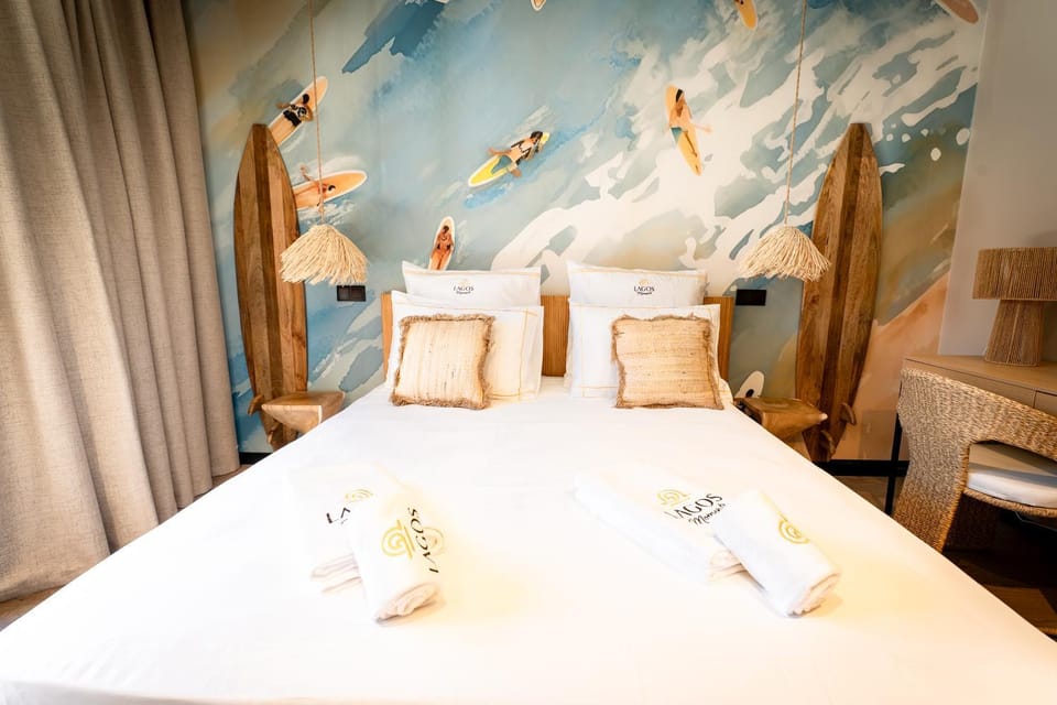 Bed, Photo of the whole room, Decorative detail, Bedroom, towels