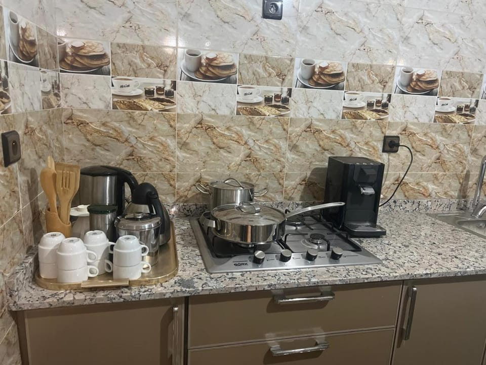 Coffee/tea facilities, Kitchen or kitchenette, stove