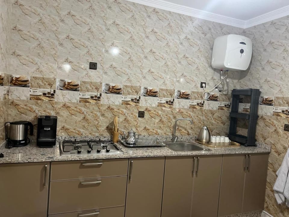 Coffee/tea facilities, Kitchen or kitchenette, stove