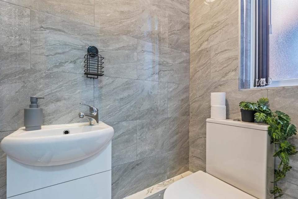 Bright Studio Apartment D with Self Check-In & Smart TV in Ilkeston Apartment in Amber Valley