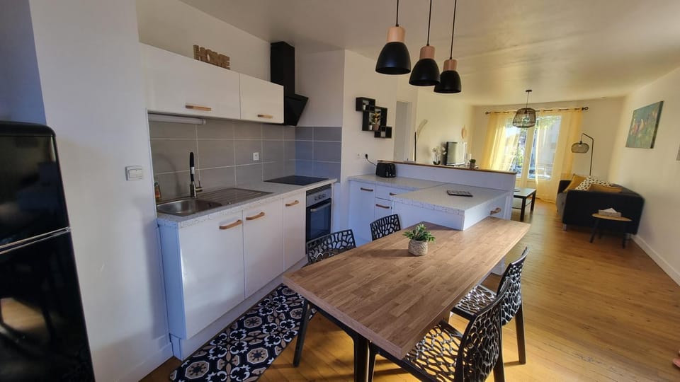Kitchen or kitchenette, Dining area