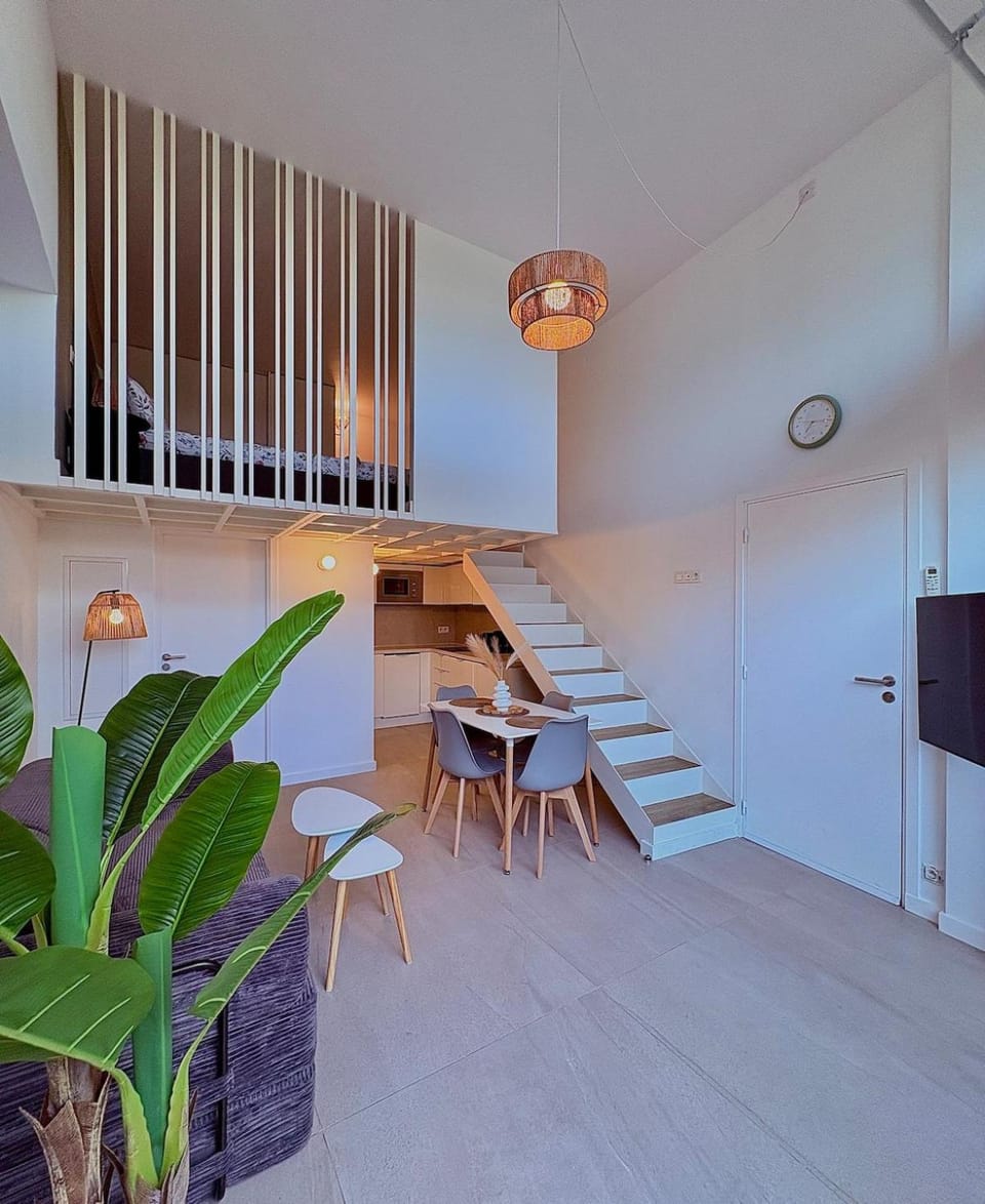 Communal lounge/ TV room, TV and multimedia, Living room, Seating area, Dining area, Evening entertainment