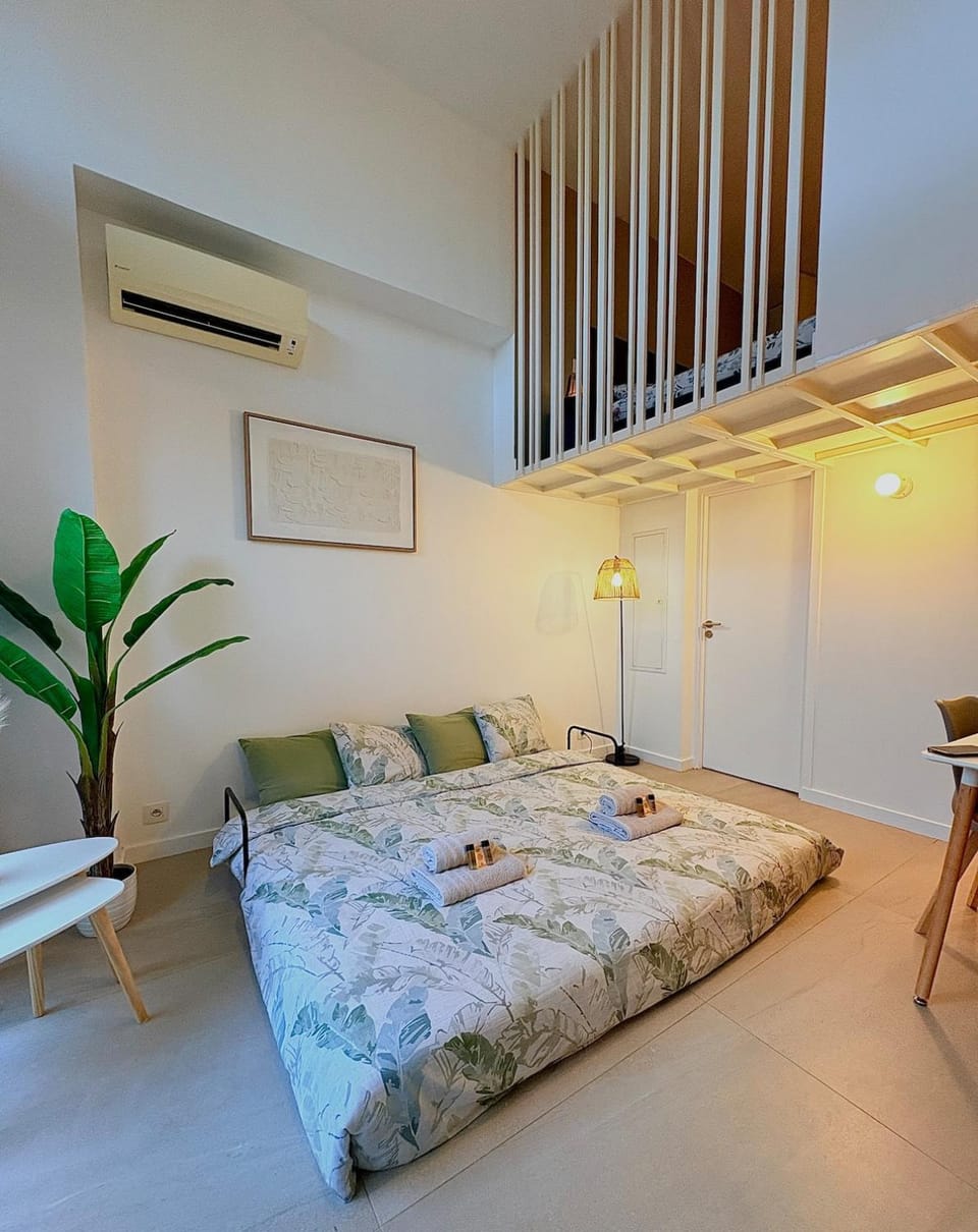 Bed, Living room, air conditioner