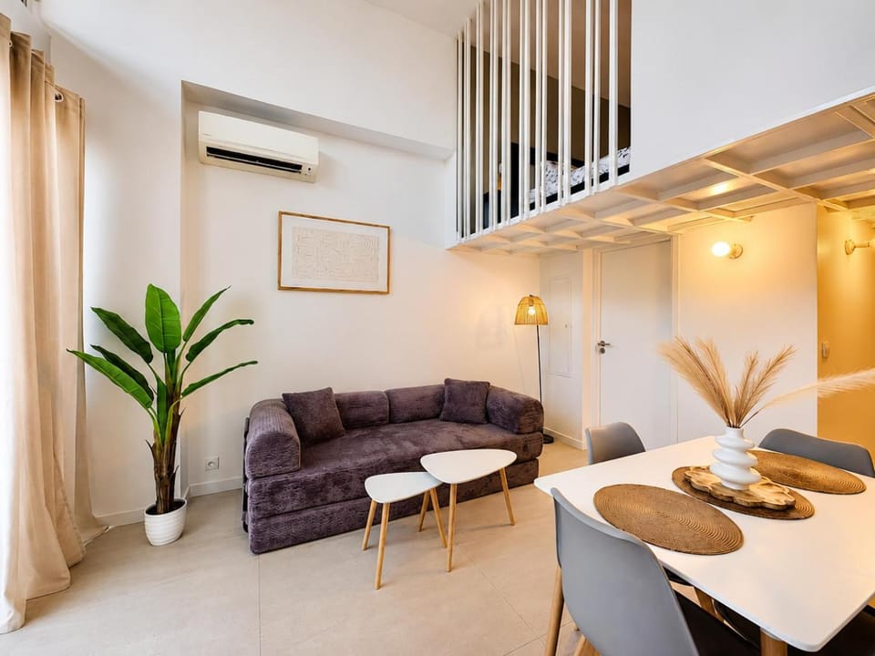 Living room, Seating area, air conditioner